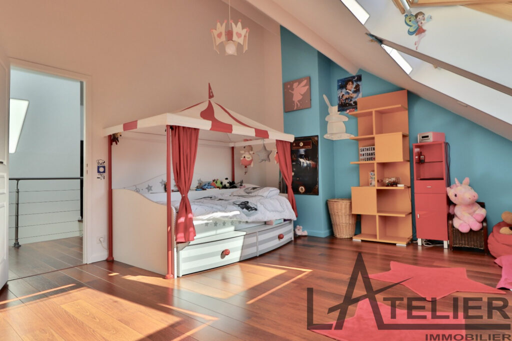 Maison Moderne de 250m2 avec 6 chambres et piscine – 9 pièces – 7 chambres – 250 m²