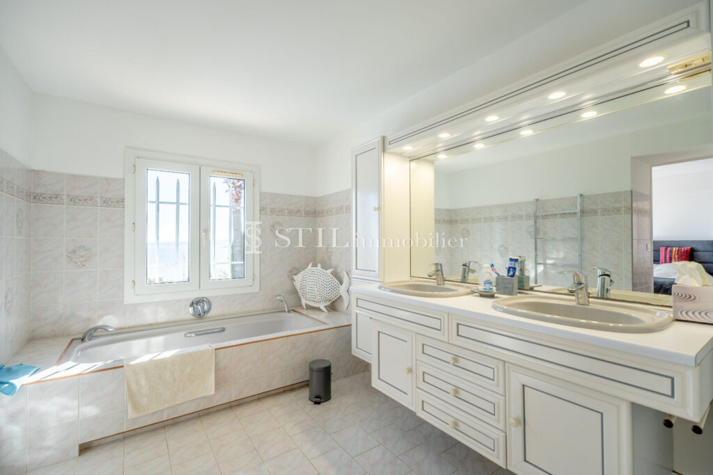 location villa 5 Pièce(s) – 5 pièces – 4 chambres – 200.00 m²