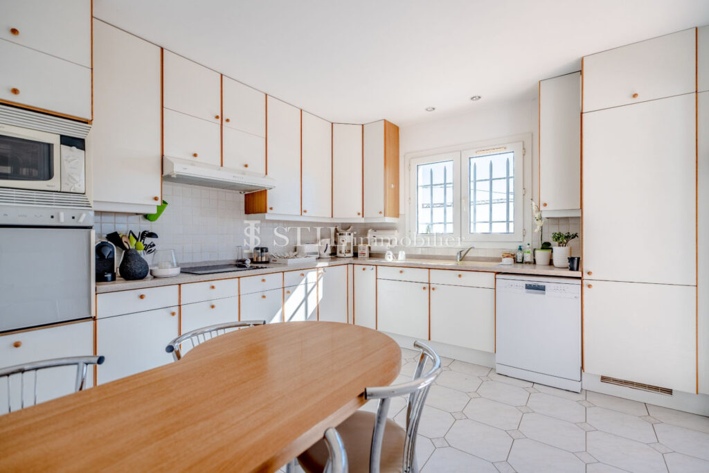 location villa 5 Pièce(s) – 5 pièces – 4 chambres – 200.00 m²