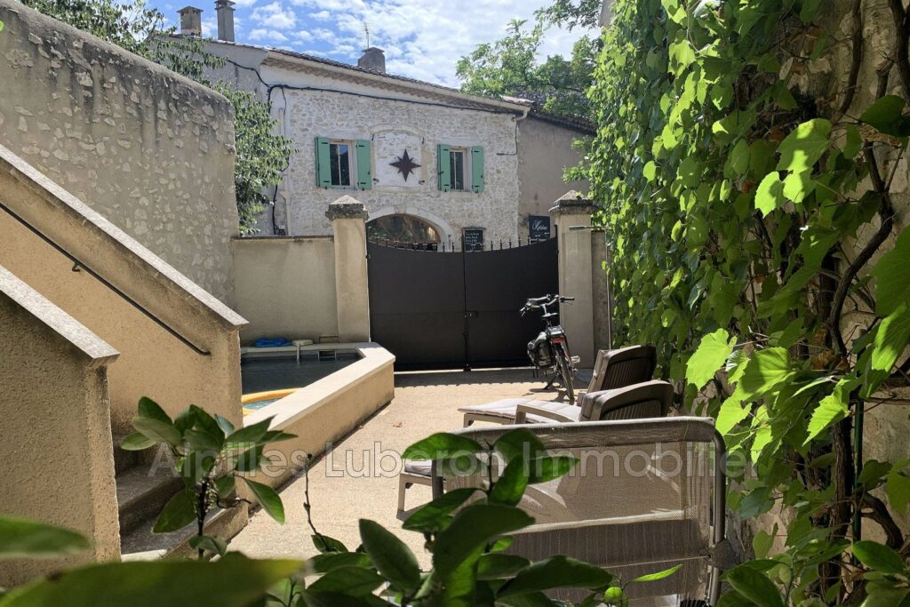 location maison de village 6 Pièce(s) – 6 pièces – 3 chambres – 150.00 m²