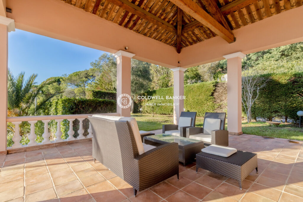 Propriété de 6000 m2 avec vue sur la mer et le Golfe de Saint- – 9 pièces – 7 chambres – 400.00 m²