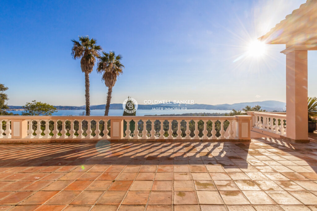 Propriété de 6000 m2 avec vue sur la mer et le Golfe de Saint- – 9 pièces – 7 chambres – 400.00 m²