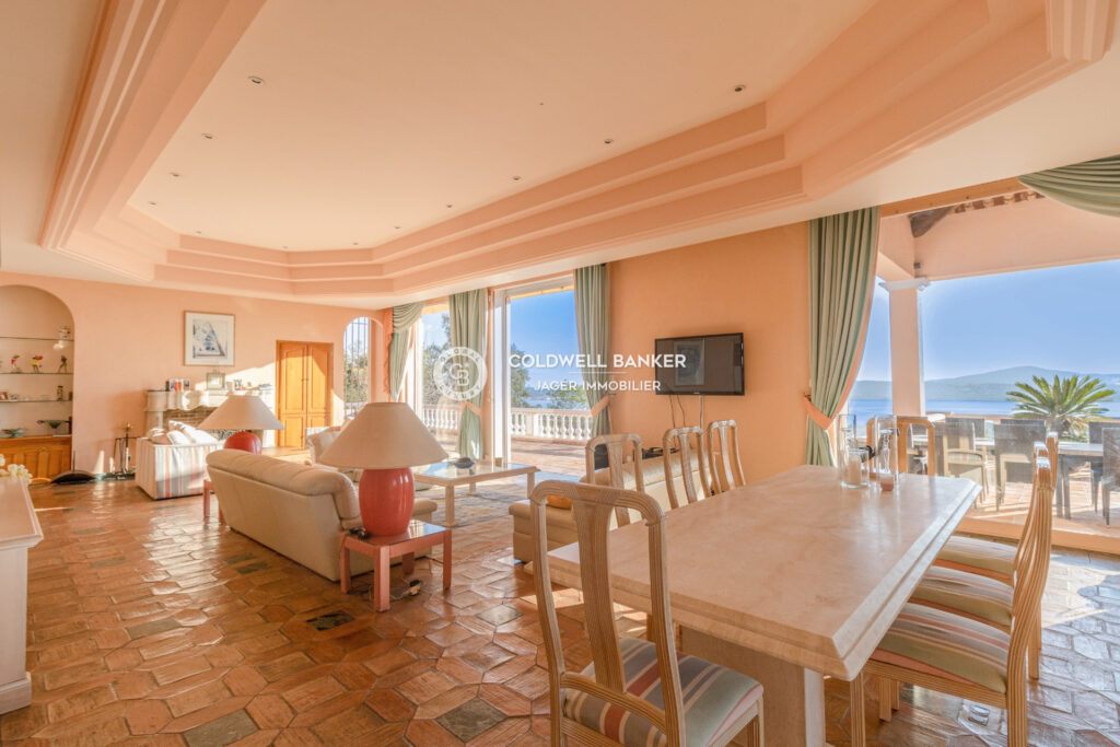 Propriété de 6000 m2 avec vue sur la mer et le Golfe de Saint- – 9 pièces – 7 chambres – 400.00 m²