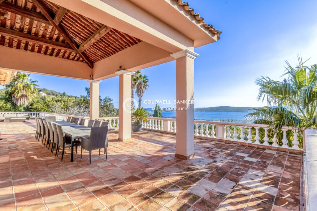 Propriété de 6000 m2 avec vue sur la mer et le Golfe de Saint- – 9 pièces – 7 chambres – 400.00 m²