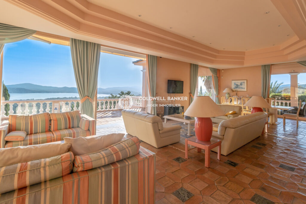 Propriété de 6000 m2 avec vue sur la mer et le Golfe de Saint- – 9 pièces – 7 chambres – 400.00 m²
