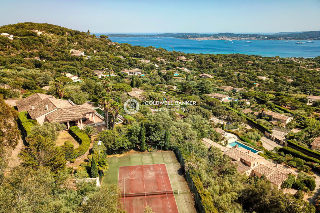 Propriété de 6000 m2 avec vue sur la mer et le Golfe de Saint- – 9 pièces – 7 chambres – 400.00 m²