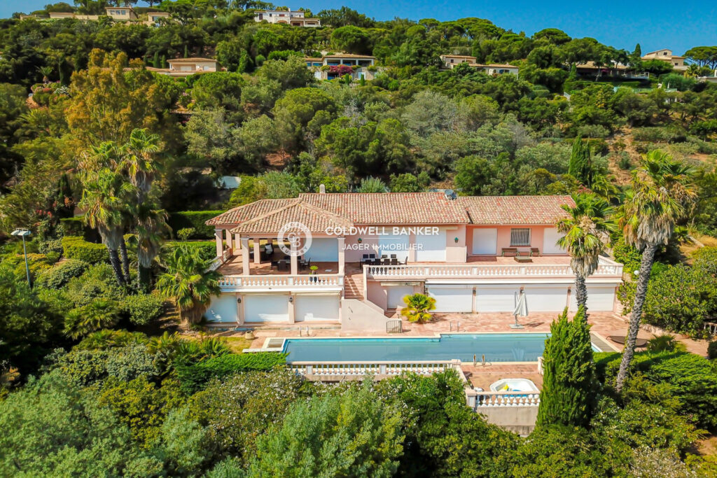 Propriété de 6000 m2 avec vue sur la mer et le Golfe de Saint- – 9 pièces – 7 chambres – 400.00 m²