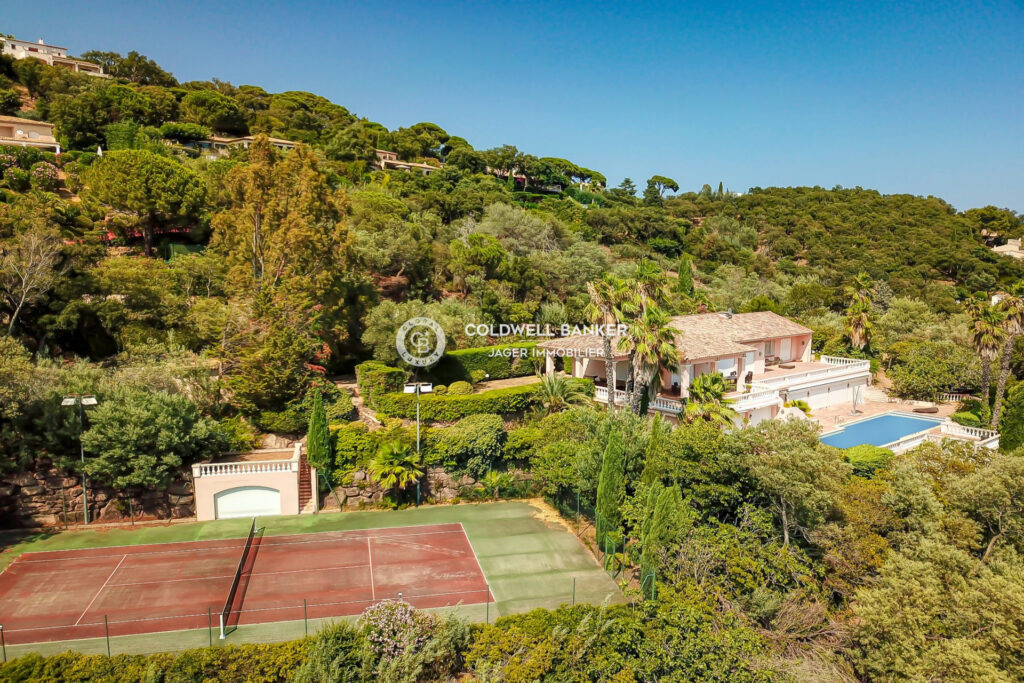 Propriété de 6000 m2 avec vue sur la mer et le Golfe de Saint- – 9 pièces – 7 chambres – 400.00 m²