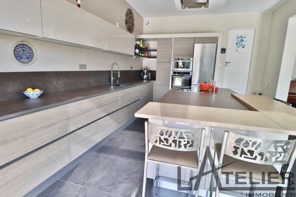 Maison Moderne de 250m2 avec 6 chambres et piscine – 9 pièces – 7 chambres – 250 m²