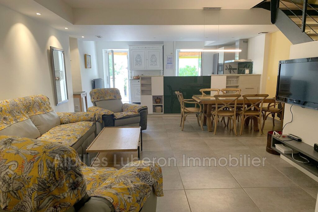 location maison de village 6 Pièce(s) – 6 pièces – 3 chambres – 150.00 m²