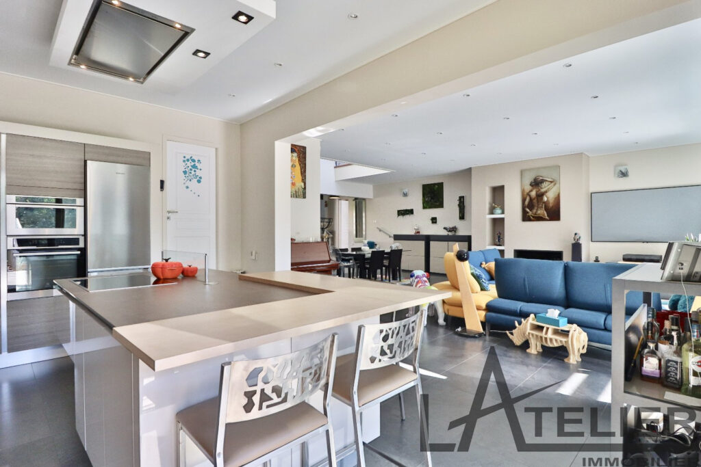 Maison Moderne de 250m2 avec 6 chambres et piscine – 9 pièces – 7 chambres – 250 m²