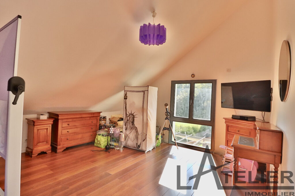 Maison Moderne de 250m2 avec 6 chambres et piscine – 9 pièces – 7 chambres – 250 m²