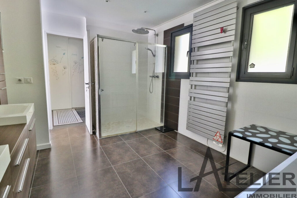 Maison Moderne de 250m2 avec 6 chambres et piscine – 9 pièces – 7 chambres – 250 m²