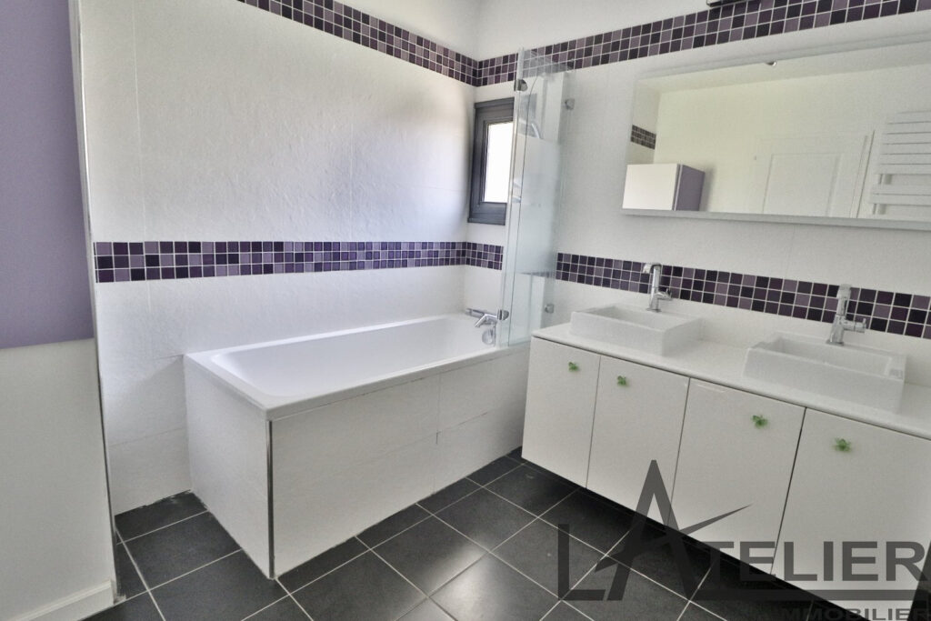 Maison Moderne de 250m2 avec 6 chambres et piscine – 9 pièces – 7 chambres – 250 m²