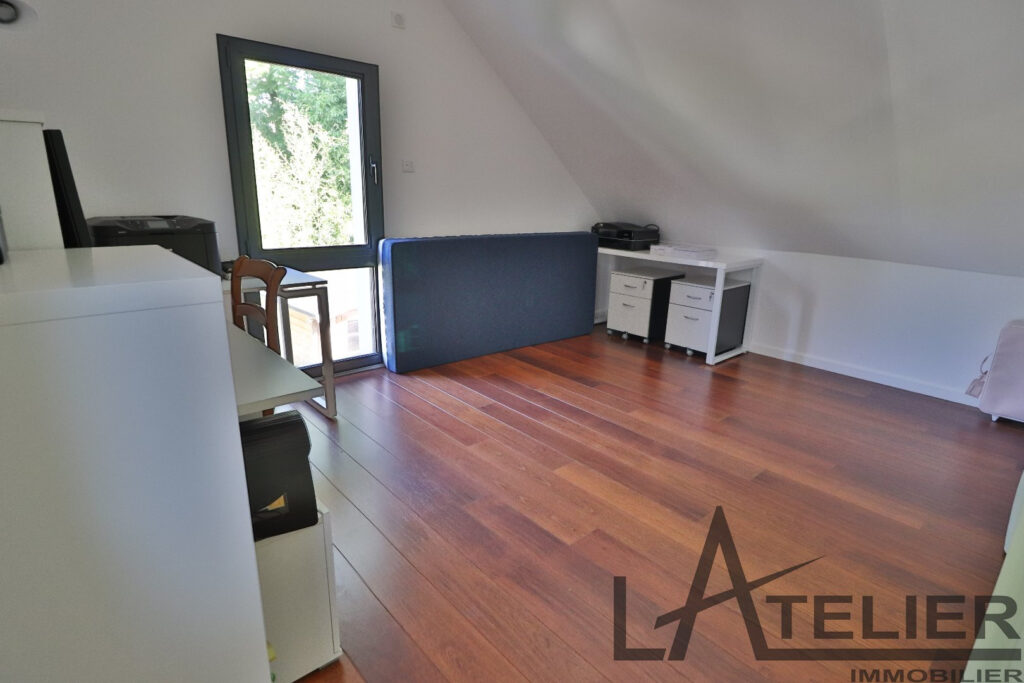 Maison Moderne de 250m2 avec 6 chambres et piscine – 9 pièces – 7 chambres – 250 m²