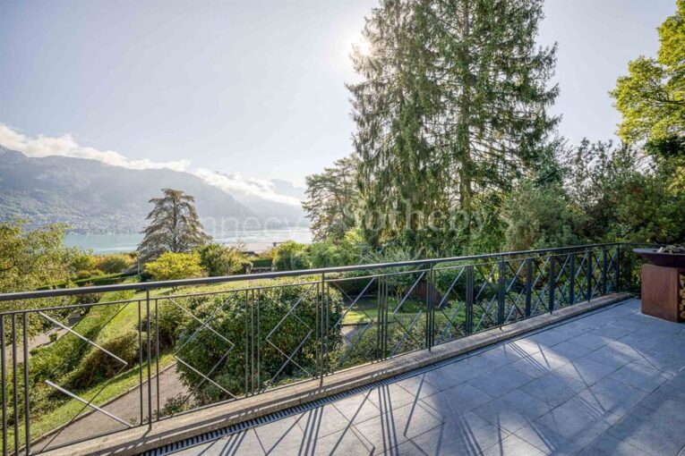 Maison sur les hauteurs d’Annecy avec superbe vue lac et montagnes – 7 pièces – 6 chambres – 179 m²