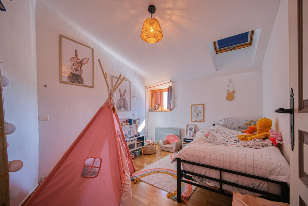 Propriété en pierres composée de 4 logements individuels – 14 pièces – 7 chambres – 287 m²