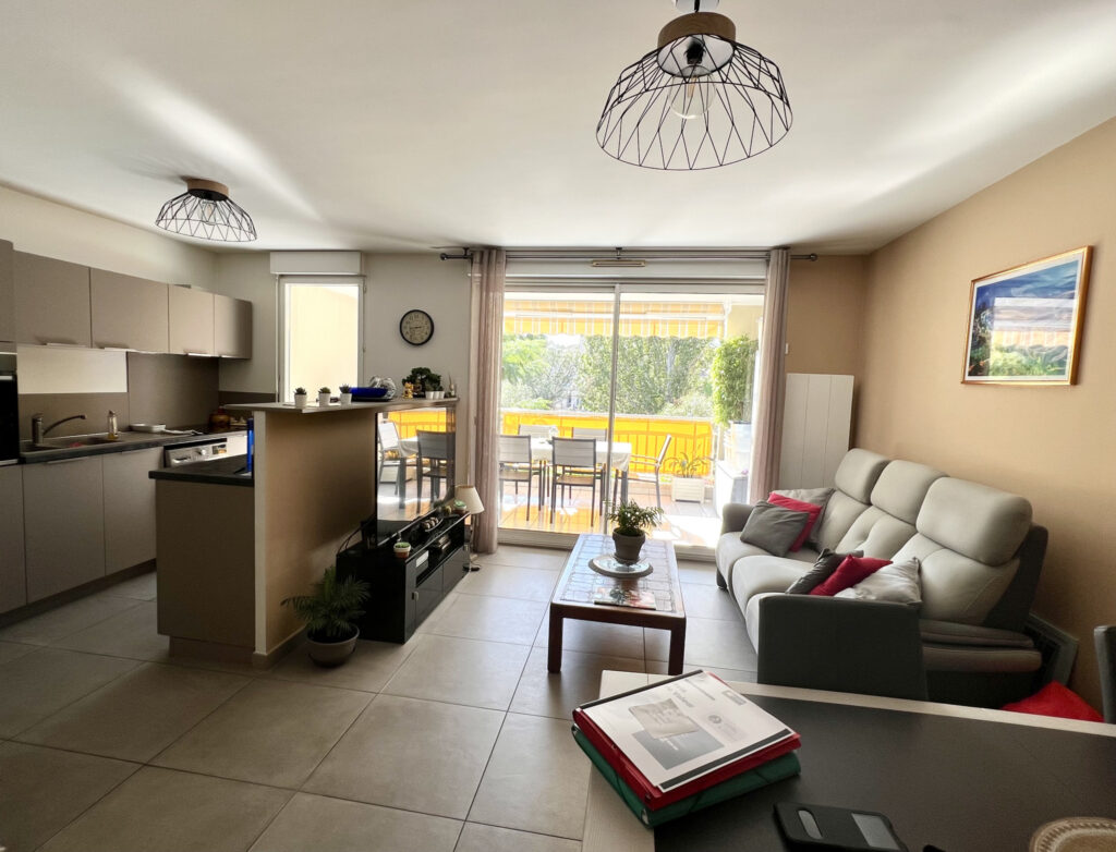 Six Fours les plages, Grand T2 en parfait état dans résidenc – 2 pièces – 1 chambre – 48 m²