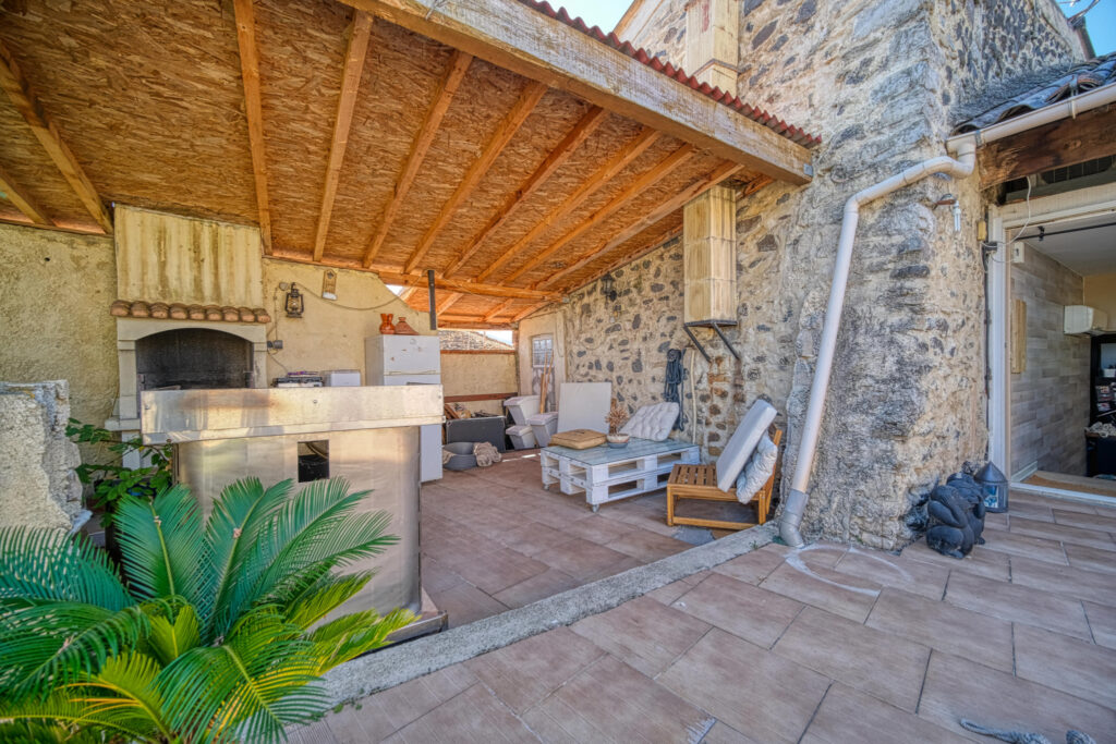 Propriété en pierres composée de 4 logements individuels – 14 pièces – 7 chambres – 287 m²