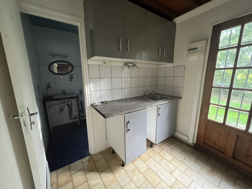 A vendre  chalet  sur terrain de  3600 m2 paysagé – 2 pièces – 1 chambre – 36 m²