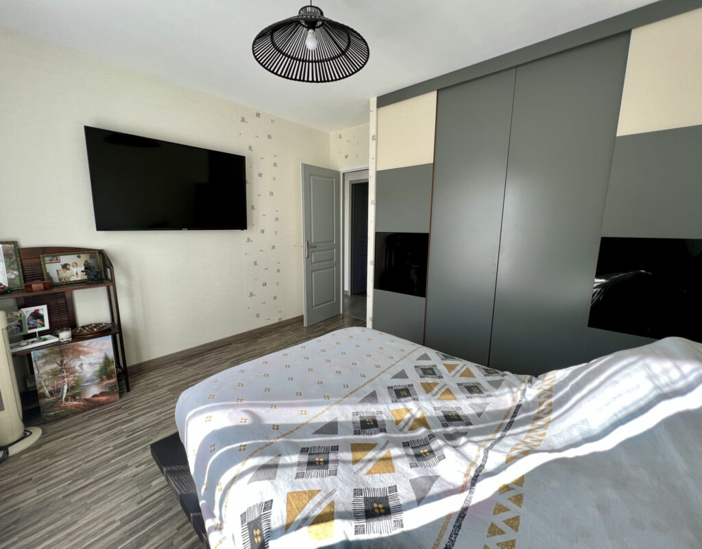 Villa de plain-pied, 3ch, piscine, dépendances, 6000m2 de te – 6 pièces – 3 chambres – 196 m²