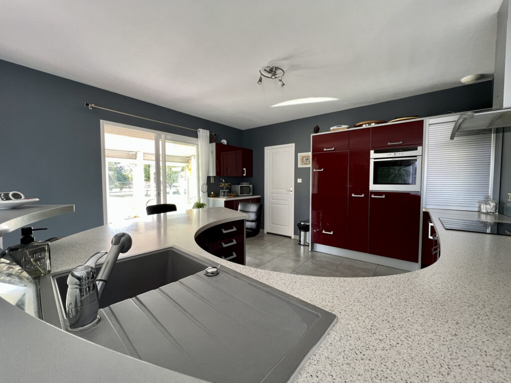 Villa de plain-pied, 3ch, piscine, dépendances, 6000m2 de te – 6 pièces – 3 chambres – 196 m²