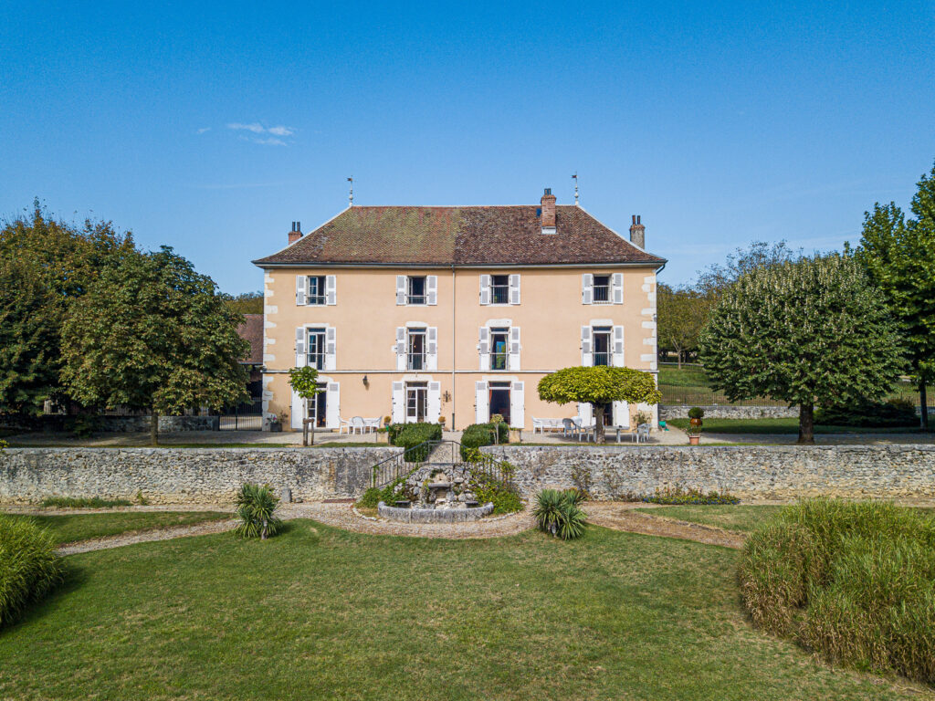 Magnifique maison bourgeoise et ses dependances – 16 pièces – 15 chambres – 582.22 m²