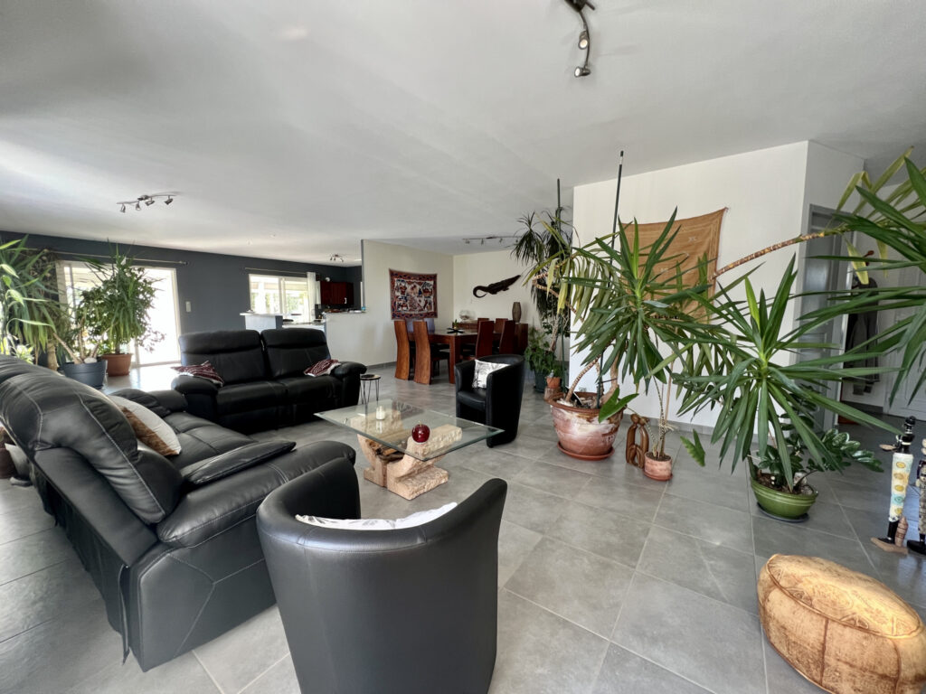 Villa de plain-pied, 3ch, piscine, dépendances, 6000m2 de te – 6 pièces – 3 chambres – 196 m²