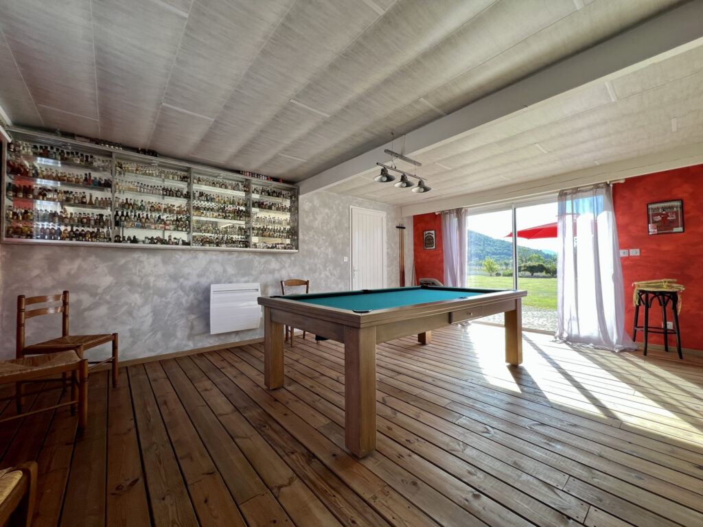 Villa de plain-pied, 3ch, piscine, dépendances, 6000m2 de te – 6 pièces – 3 chambres – 196 m²