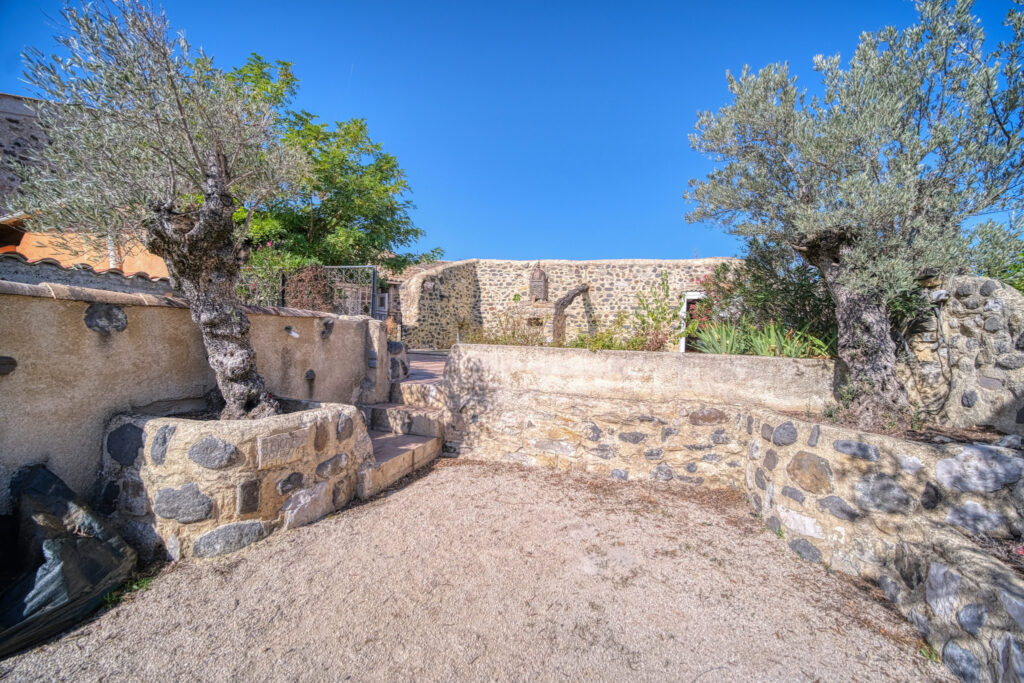 Propriété en pierres composée de 4 logements individuels – 14 pièces – 7 chambres – 287 m²