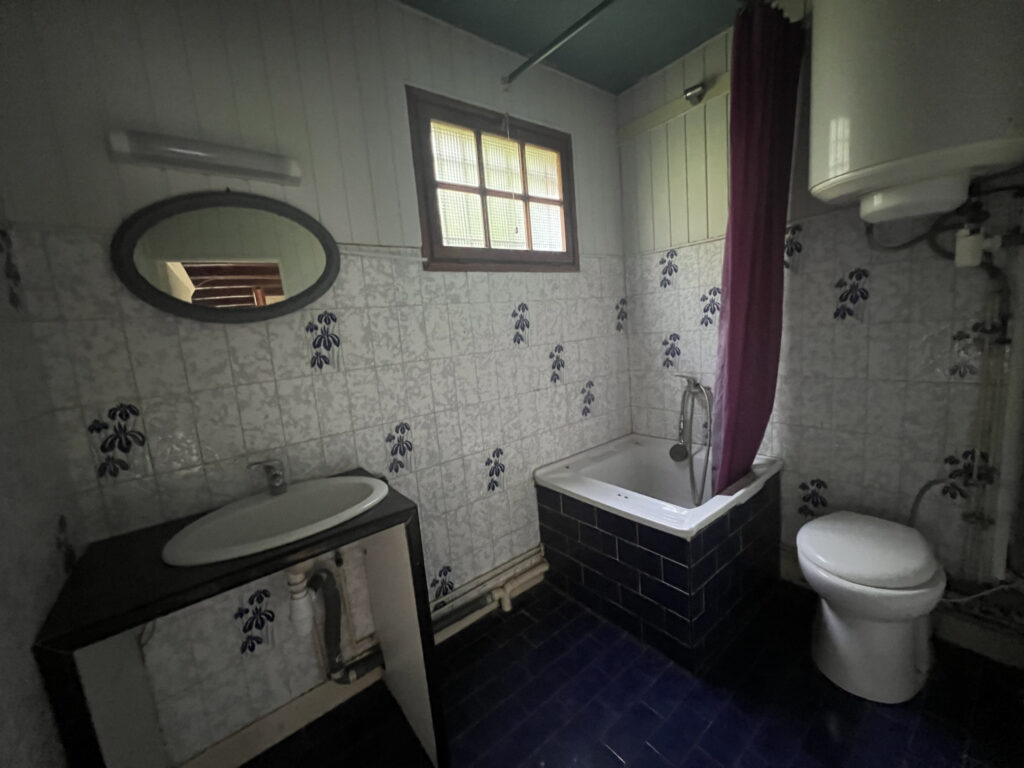 A vendre  chalet  sur terrain de  3600 m2 paysagé – 2 pièces – 1 chambre – 36 m²