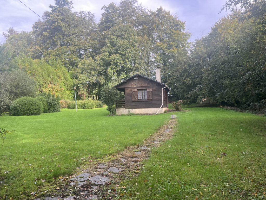 A vendre  chalet  sur terrain de  3600 m2 paysagé – 2 pièces – 1 chambre – 36 m²