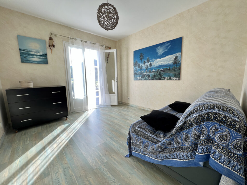 Villa de plain-pied, 3ch, piscine, dépendances, 6000m2 de te – 6 pièces – 3 chambres – 196 m²