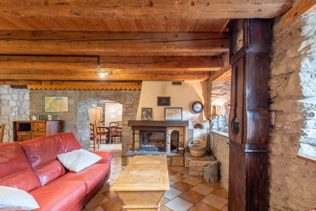 Demeure de charme du XVIIè avec duplex T4 – 16 pièces – 9 chambres – 344 m²