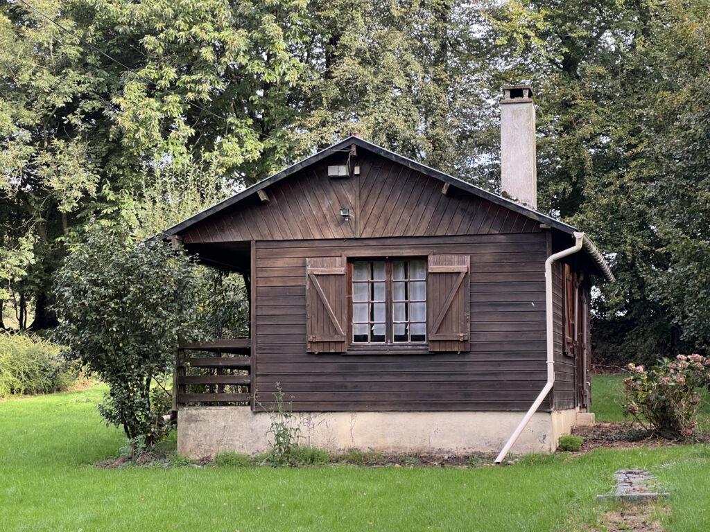 A vendre  chalet  sur terrain de  3600 m2 paysagé – 2 pièces – 1 chambre – 36 m²