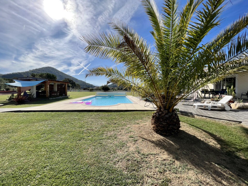 Villa de plain-pied, 3ch, piscine, dépendances, 6000m2 de te – 6 pièces – 3 chambres – 196 m²