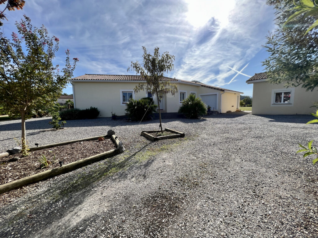 Villa de plain-pied, 3ch, piscine, dépendances, 6000m2 de te – 6 pièces – 3 chambres – 196 m²