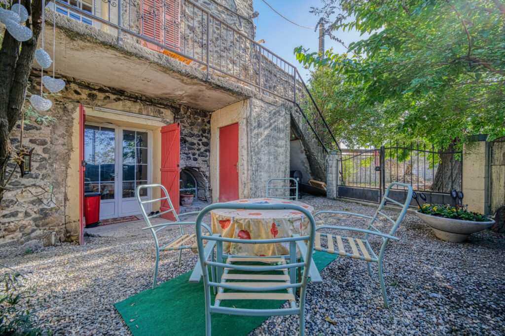 Propriété en pierres composée de 4 logements individuels – 14 pièces – 7 chambres – 287 m²