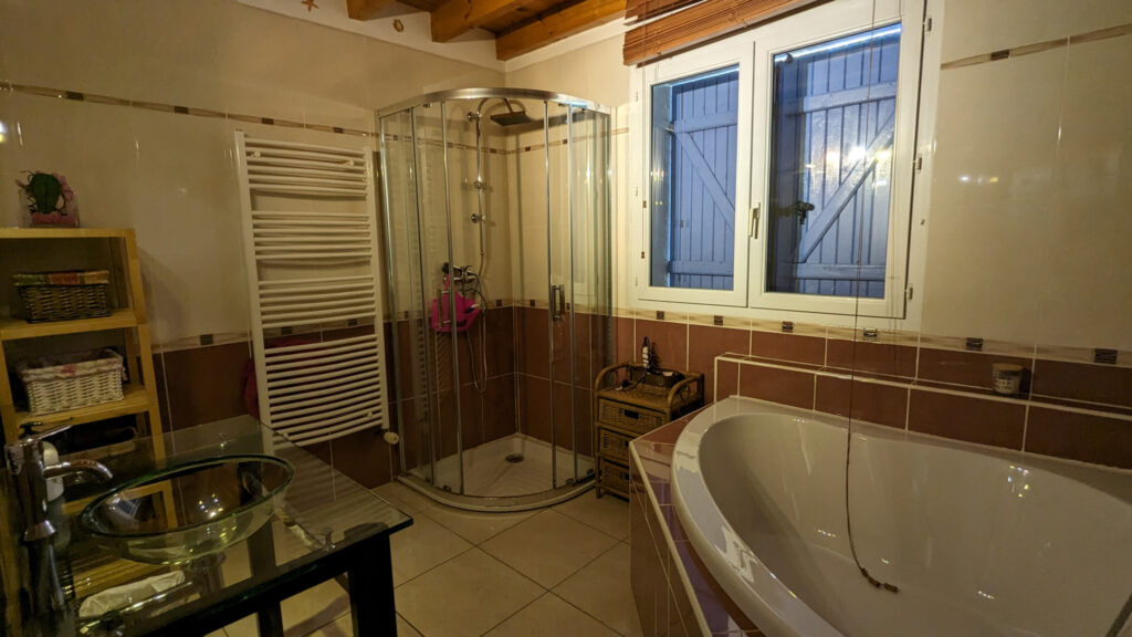 VILLA AVEC PISCINE HORS LOTISSEMENT – 6 pièces – 3 chambres – 147 m²