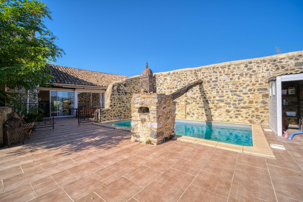 Propriété en pierres composée de 4 logements individuels – 14 pièces – 7 chambres – 287 m²