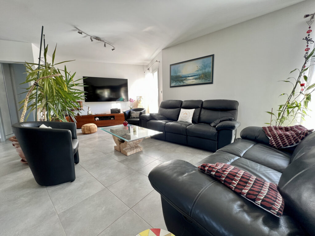 Villa de plain-pied, 3ch, piscine, dépendances, 6000m2 de te – 6 pièces – 3 chambres – 196 m²