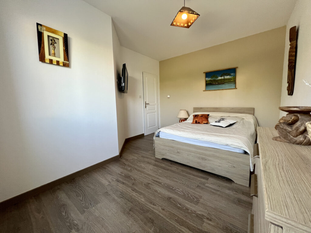 Villa de plain-pied, 3ch, piscine, dépendances, 6000m2 de te – 6 pièces – 3 chambres – 196 m²