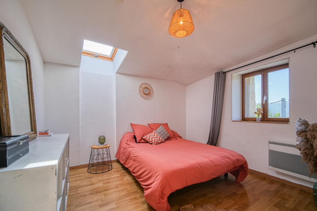 Propriété en pierres composée de 4 logements individuels – 14 pièces – 7 chambres – 287 m²