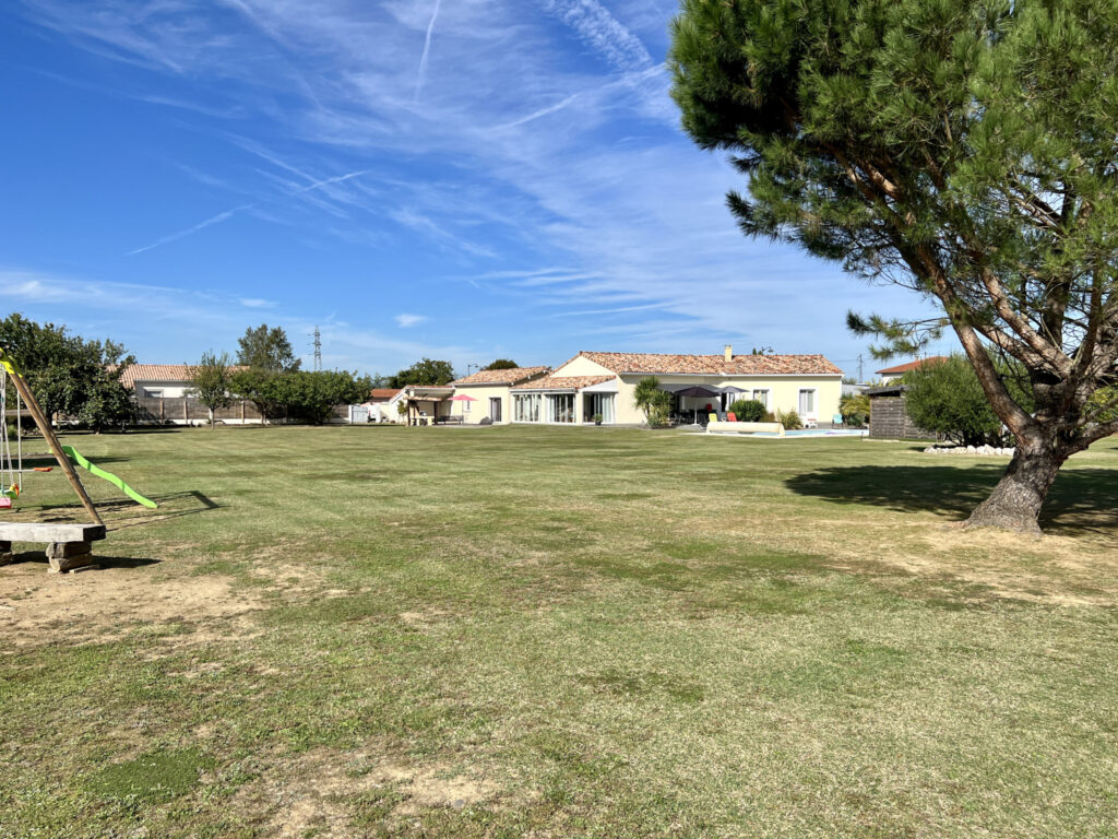 Villa de plain-pied, 3ch, piscine, dépendances, 6000m2 de te – 6 pièces – 3 chambres – 196 m²