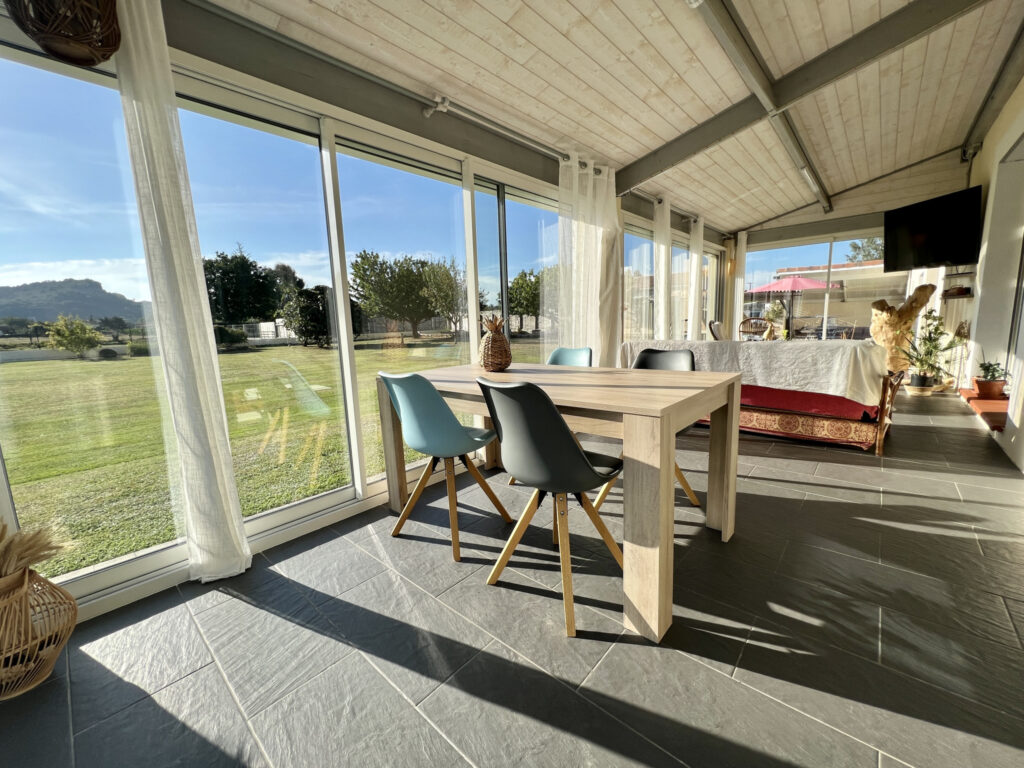 Villa de plain-pied, 3ch, piscine, dépendances, 6000m2 de te – 6 pièces – 3 chambres – 196 m²