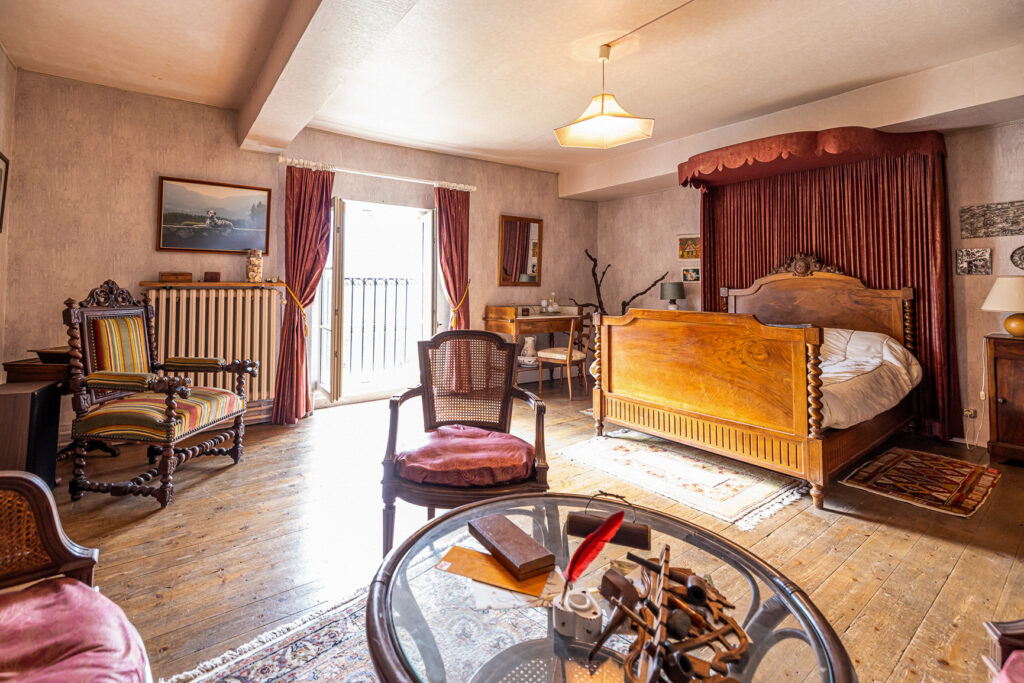 Magnifique maison bourgeoise et ses dependances – 16 pièces – 15 chambres – 582.22 m²