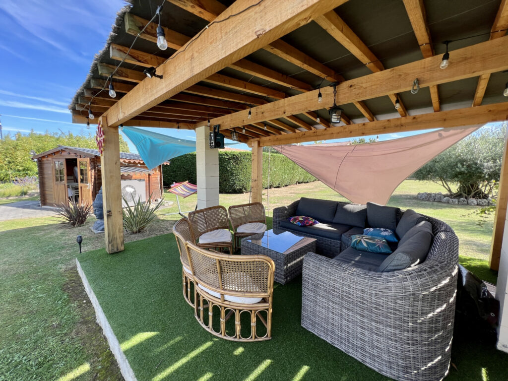 Villa de plain-pied, 3ch, piscine, dépendances, 6000m2 de te – 6 pièces – 3 chambres – 196 m²