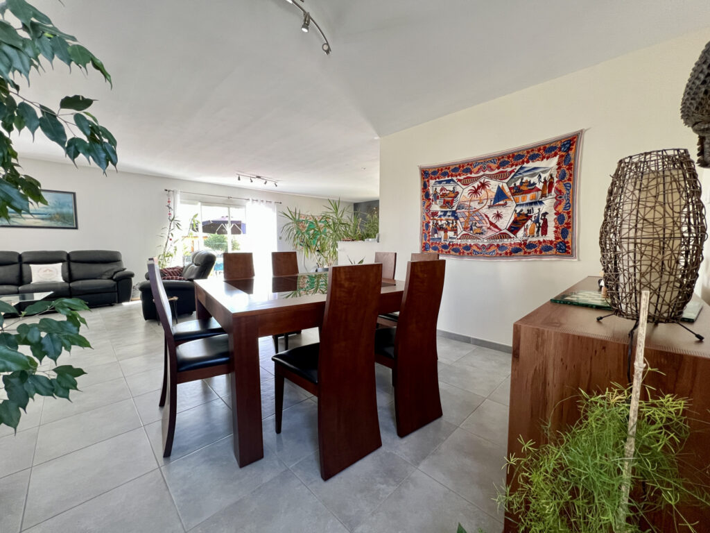 Villa de plain-pied, 3ch, piscine, dépendances, 6000m2 de te – 6 pièces – 3 chambres – 196 m²