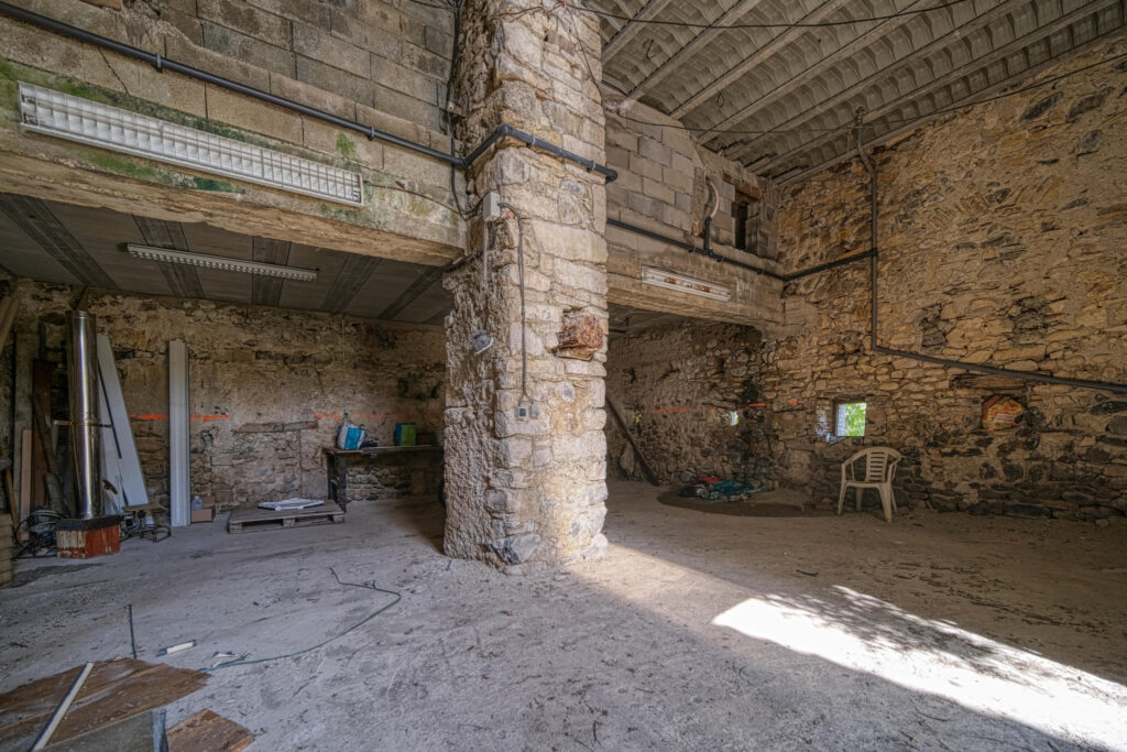 Propriété en pierres composée de 4 logements individuels – 14 pièces – 7 chambres – 287 m²