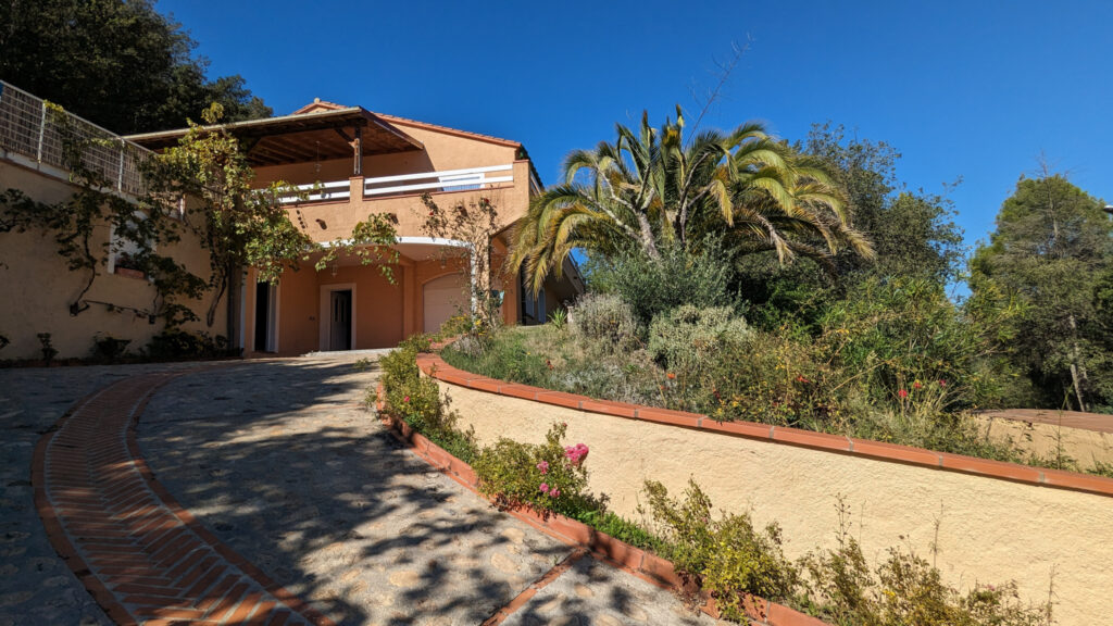 VILLA AVEC PISCINE HORS LOTISSEMENT – 6 pièces – 3 chambres – 147 m²